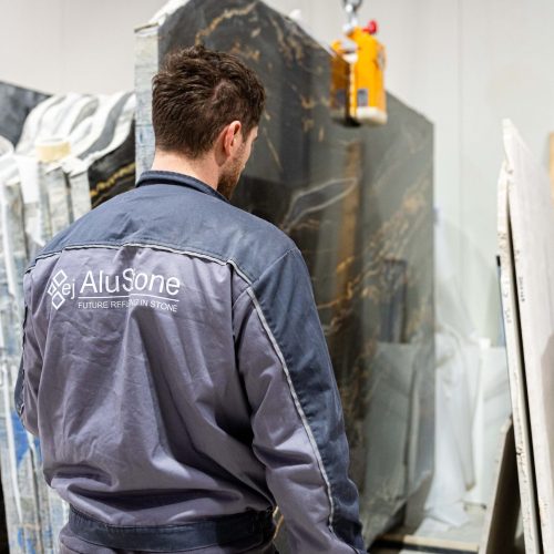 AluStone radnici na obradi kamena